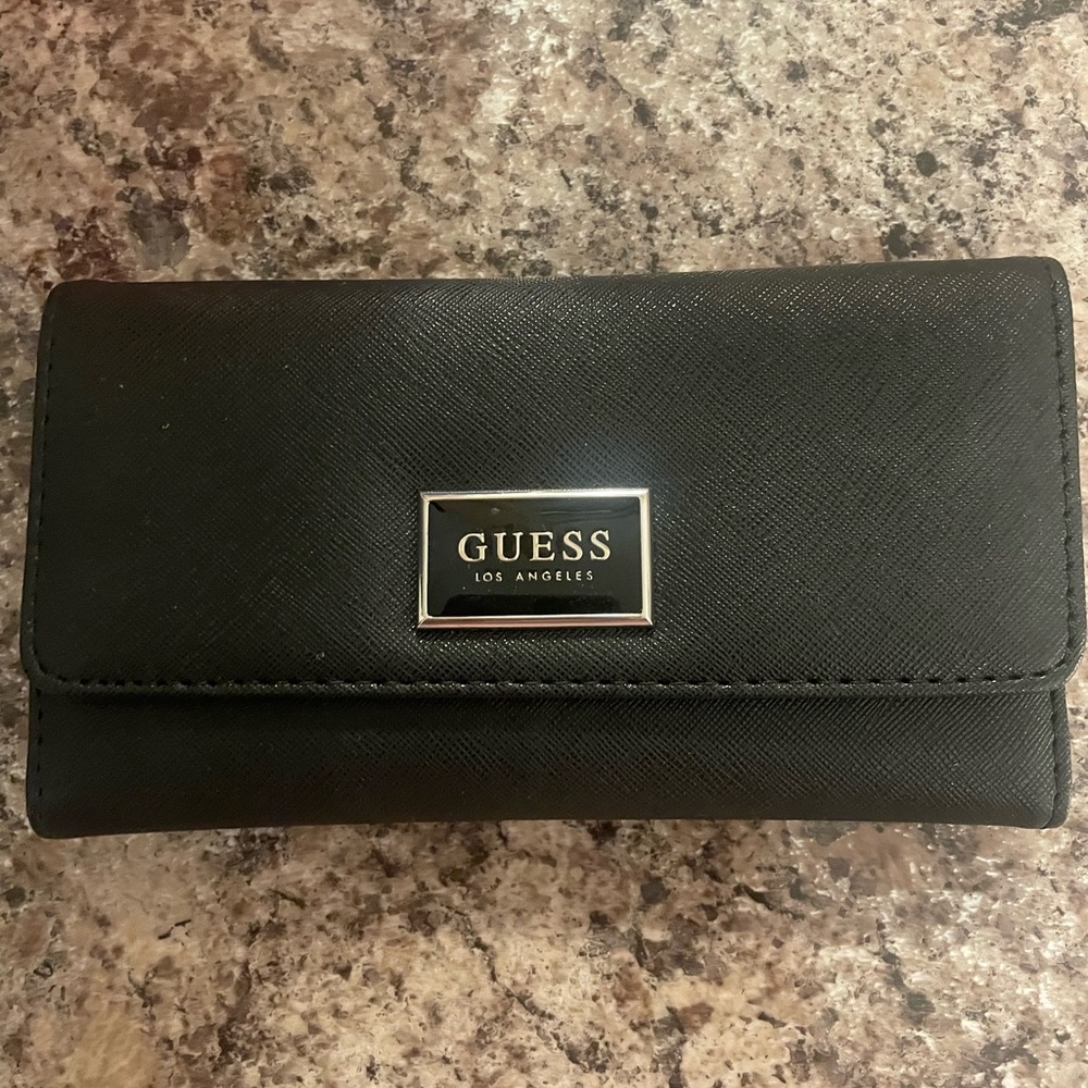 Guess wallet. • 3 slip pockets, 12 card slots, ID window